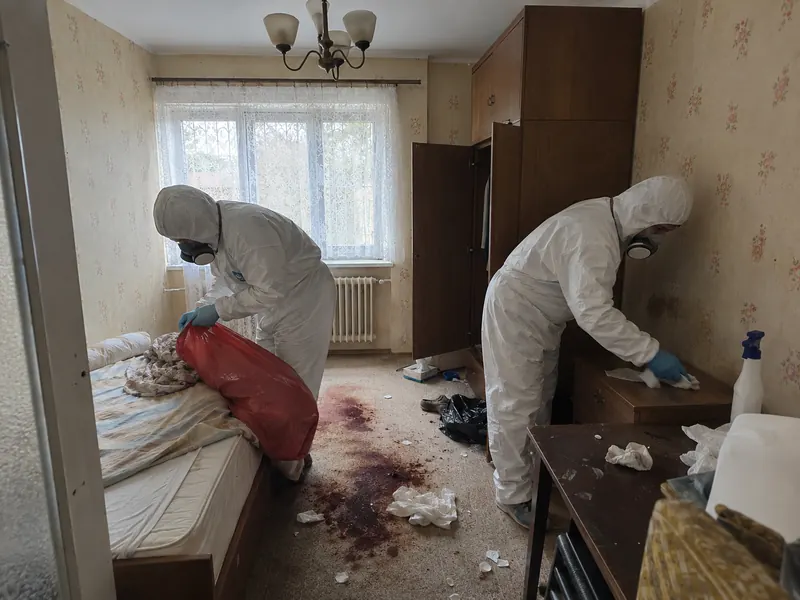 Sprzątanie po zgonie w sypialni w mieszkaniu w Bytomiu — pakowanie skażonej pościeli i biomateriału do worków na odpady niebezpieczne, dezynfekcja powierzchni mebli